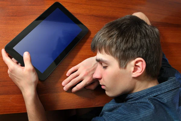 Müder Mann schläft mit Tablette — Stockfoto