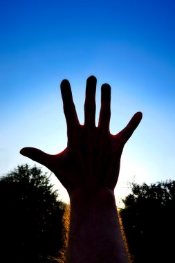 gökyüzü üzerinde el