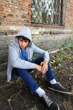 üzgün bir genç adam açık