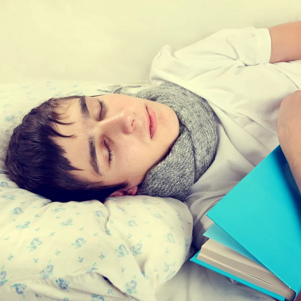 Muž spát s knihou — Stock fotografie