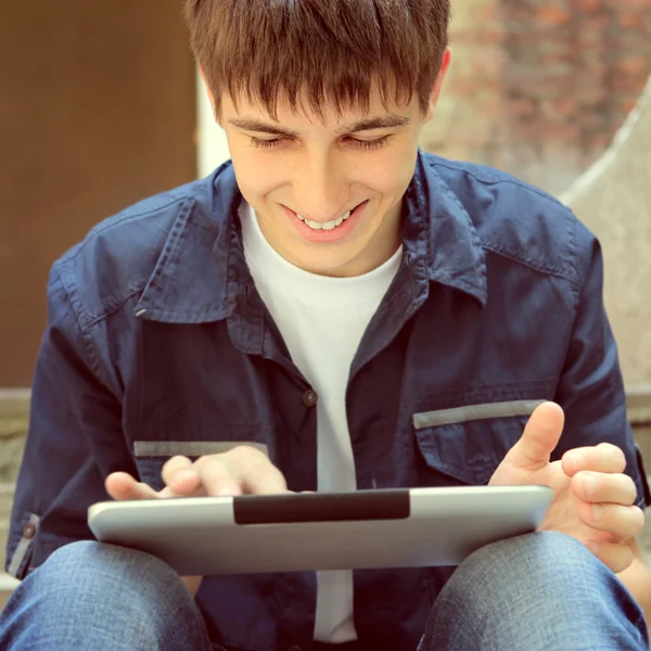 Joven con la tableta — Foto de Stock