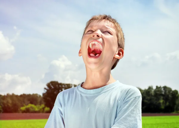 Happy kid utomhus — Stockfoto