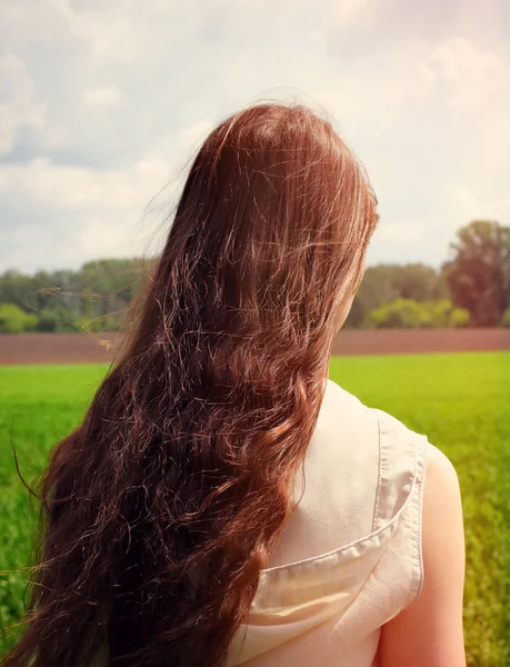 Chica en el campo — Foto de Stock