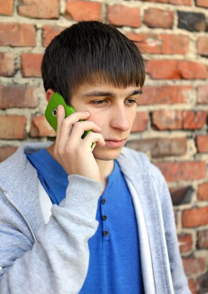 Cep telefonu ile üzgün bir genç adam — Stok fotoğraf