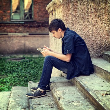 Tabletli genç adam.