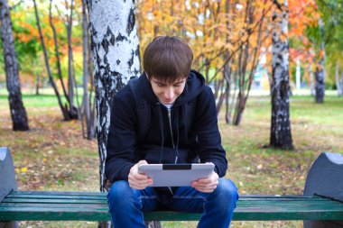 Tabletli genç adam.