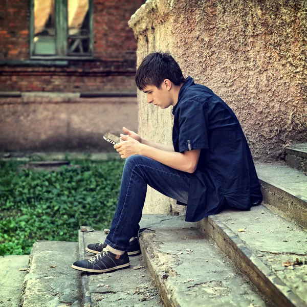 Tabletli genç adam.