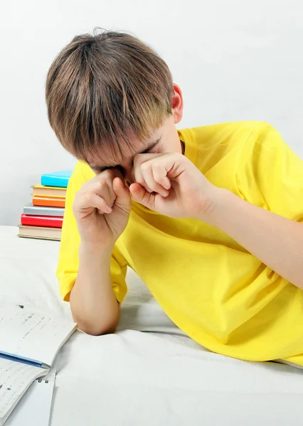 Cansado chico haciendo tarea — Foto de Stock