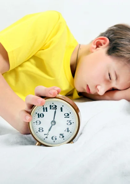 Criança dormir com despertador Relógio — Fotografia de Stock