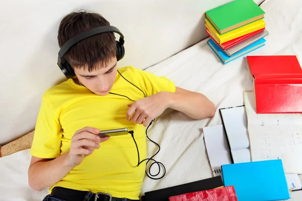 Tiener luisteren naar muziek — Stockfoto