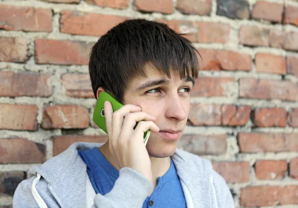 Jeune homme avec téléphone portable — Photo