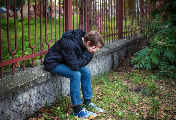 Triste criança ao ar livre — Fotografia de Stock