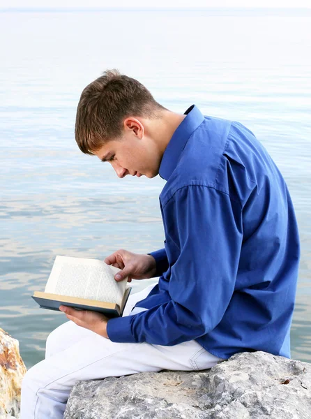 Giovane con un libro — Foto Stock