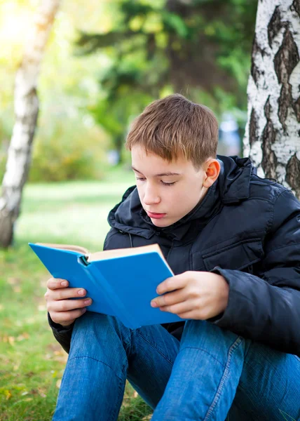 Adolescent avec le livre — Photo