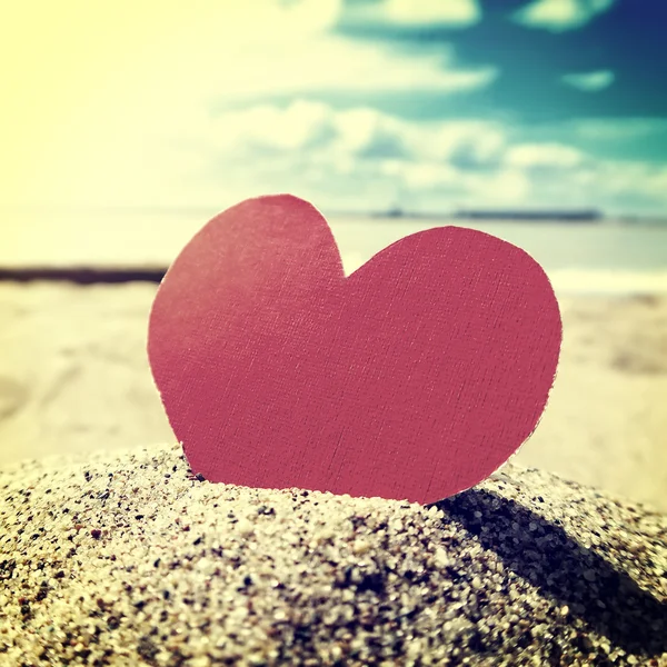 Сердце на берегу моря — стоковое фото