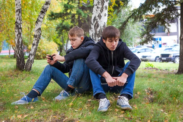 Triste meninos ao ar livre — Fotografia de Stock