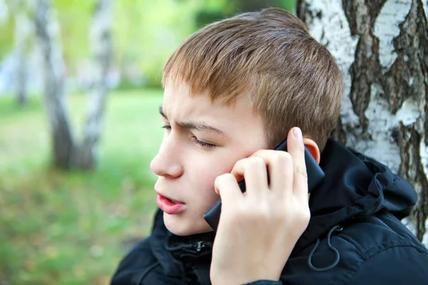 Adolescent Stressé Avec Téléphone Portable Dans Parc — Photo