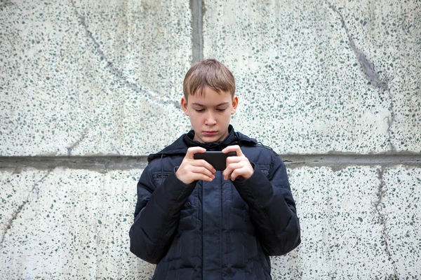 Niño Con Celular Junto Pared — Foto de Stock