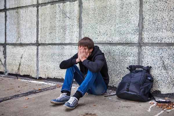 Triste adolescente ao ar livre — Fotografia de Stock