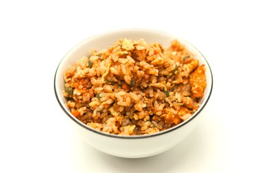 Sebze ve beyaz bir arka plan üzerinde bir kasede yumurta Fried Çin pirinç. Çin favori garnitür.