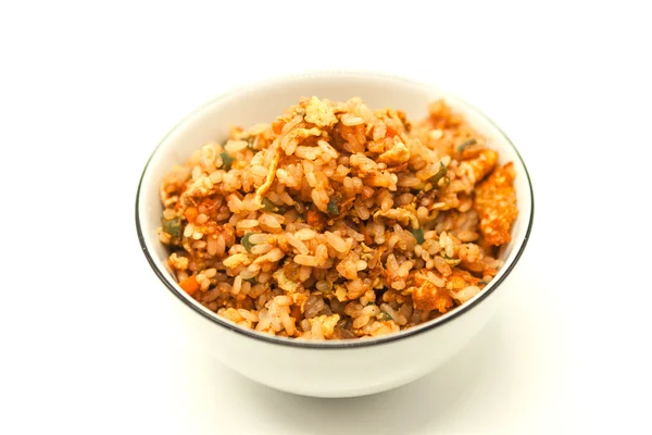 Arroz chinês frito com legumes e ovo, em uma tigela em um fundo branco. Guarnição favorita chinesa . — Fotografia de Stock