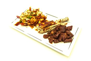 Sörf ve çim, kızarmış Istakoz ve sulu hissesi kızarmış sebze üzerinden bir garnitür ile.