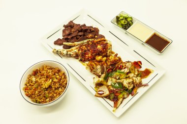 Sörf ve çim, kızarmış Istakoz ve sulu hissesi ile kızarmış sebze kızarmış Çin pirinç ve sıcak soslar ile gelen bir garnitür ile.