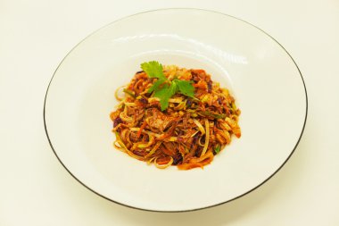 Sebze ve karnabahar ve Domuz midesi olan kızarmış Çin Eriştesi.