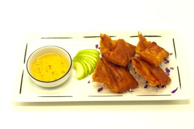 İştah açıcı Çince tatlı ekşi soslu sebzeli krep kızarmış.