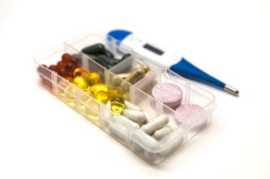 Farklı hapları, ilaçlar, uyuşturucu closeup beyaz arka plan üzerinde termometre ile kutusunda.