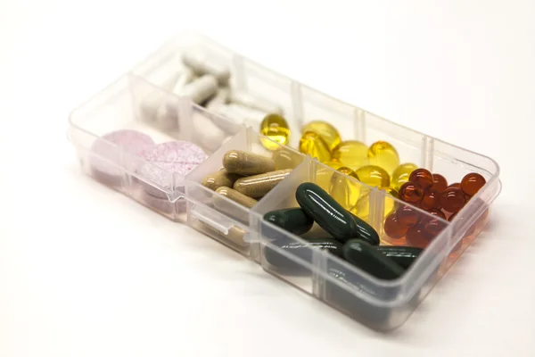Diferentes píldoras, medicamentos, las píldoras en la caja para las drogas primer plano sobre fondo blanco . — Foto de Stock