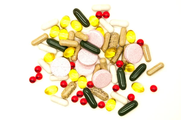 Diferentes píldoras, medicamentos, las píldoras de primer plano sobre fondo blanco . — Foto de Stock