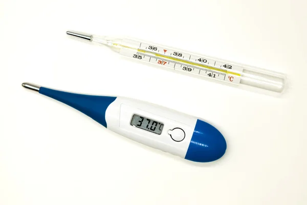 Gamla medicinska kvicksilvertermometer och modern elektronisk termometer närbild på vit bakgrund — Stockfoto