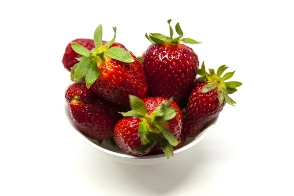 Frische Erdbeeren auf einem Teller auf weißem Hintergrund — Stockfoto