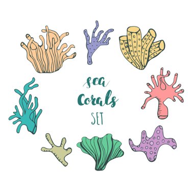 El sualtı mercan resif elemanları çizilmiş ayarlayın. Deniz yaşamı illüstrasyon için vektör tasarımı. Mavi, pembe, yeşil, turuncu mercanlar beyaz arka plan üzerinde.