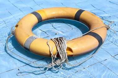 Eski hayat şamandıra havuz mavi su üzerinde.