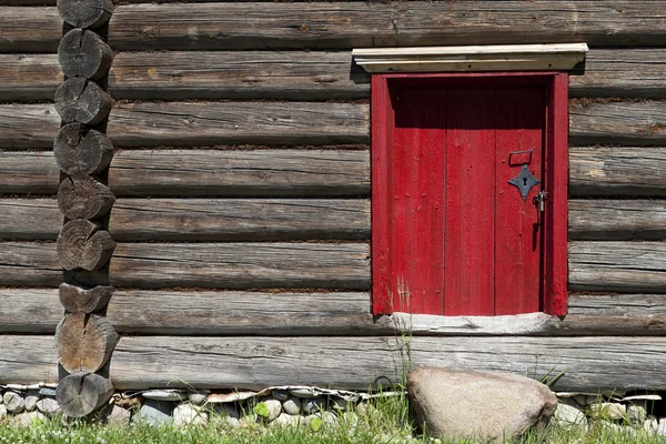 Porta vermelha velha bonita na parede de madeira da casa velha. Excelente fundo . — Fotografia de Stock