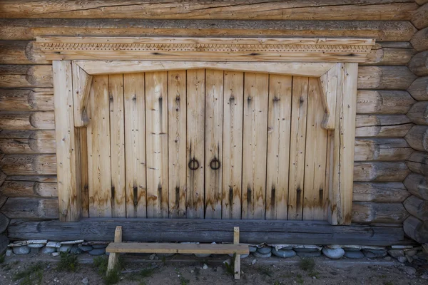 Porta velha bonita na parede de madeira da casa velha. Excelente fundo . — Fotografia de Stock