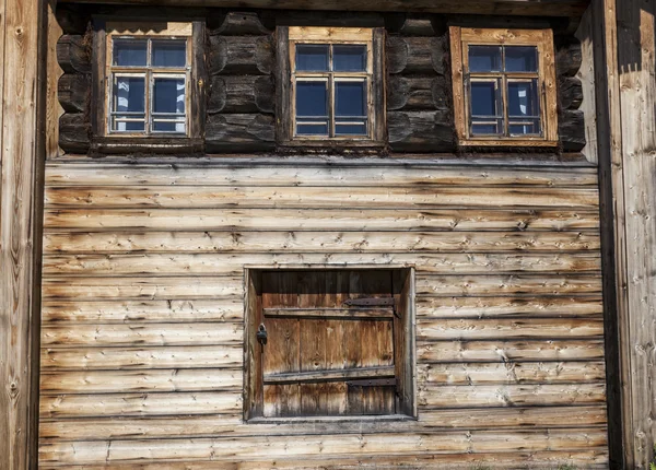 Eski kapı ve pencere ahşap bir köy evinin duvarına. Mükemmel arka plan. — Stok fotoğraf