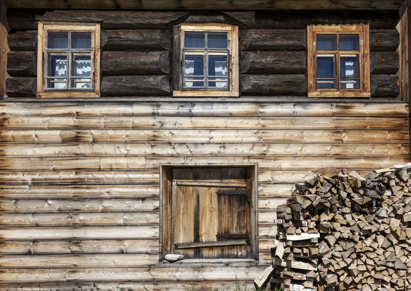 Porta velha e janela na parede de madeira de uma casa de aldeia. Excelente fundo . — Fotografia de Stock