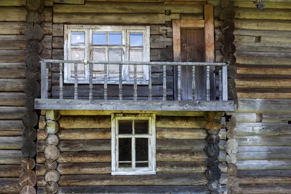 Régi ajtó és ablak, egy falusi ház fából készült falra. Kiváló háttér. — Stock Fotó
