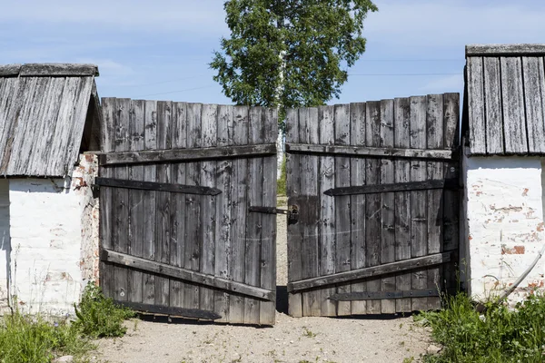 Fechado velho portão de madeira no campo . — Fotografia de Stock
