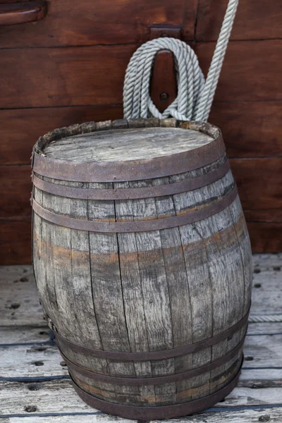 Older intricate marine ropes and old wooden barrel on deck of a ship — Stock Photo, Image