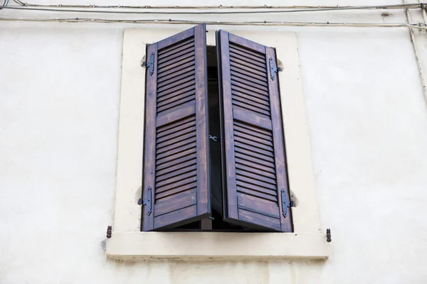 Vieja ventana con persianas cerradas en el alféizar de la ventana en la pared de piedra. Pueblo italiano — Foto de Stock