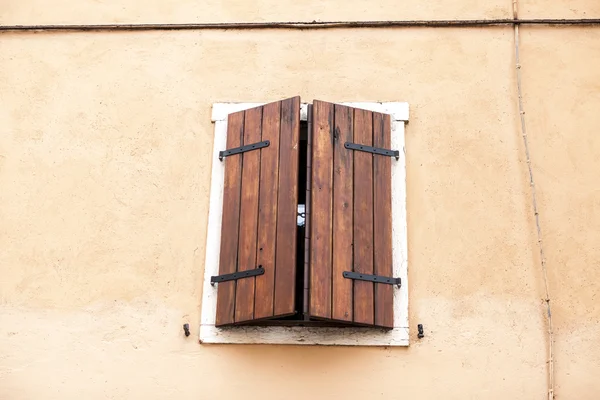 Staré okno se zavřenými okenicemi na okenním parapetu na kamenné zdi. Italské vesnice — Stock fotografie