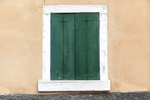 Vecchia finestra con persiane chiuse sul davanzale della finestra sul muro di pietra. Villaggio Italiano — Foto Stock