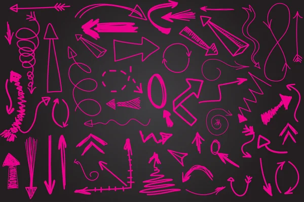 Colección de flecha vectorial dibujada a mano. Flechas pintadas de color rosa brillante sobre fondo de pizarra de tiza negra — Archivo Imágenes Vectoriales