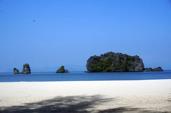 Nádherná pláž s bílým pískem, pobřeží Langkawi. — Stock fotografie