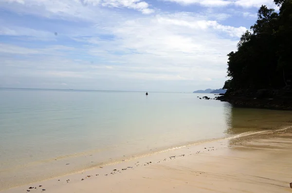 Beautiful beach with white sand, coast of Langkawi. — Stock Photo, Image