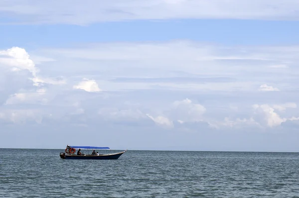 Güzel bir plaj beyaz kum, Langkawi sahil ile. — Stok fotoğraf